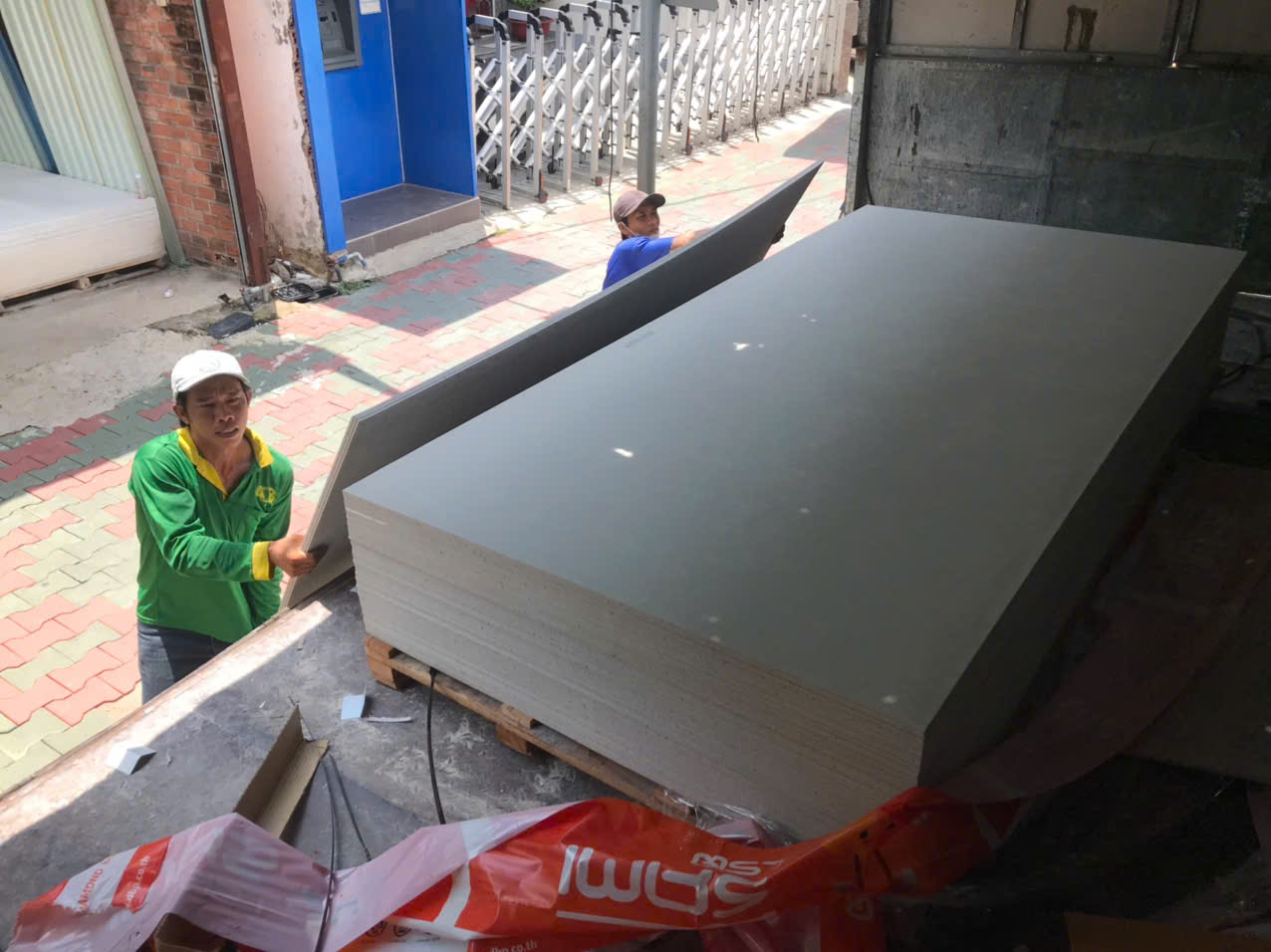 boc-xep-tam-xi-mang-cemboard-lot-san